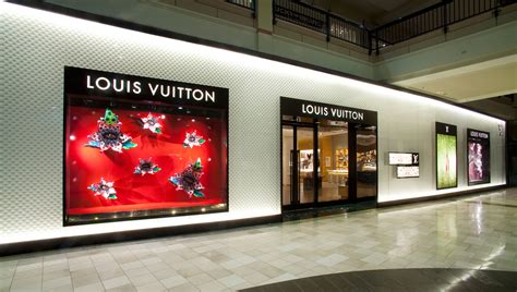 louis vuitton hours near me